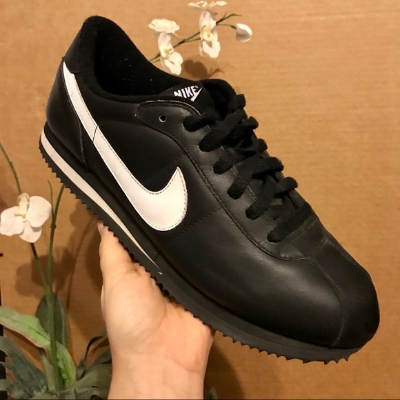 all black nike shoes with white swoosh